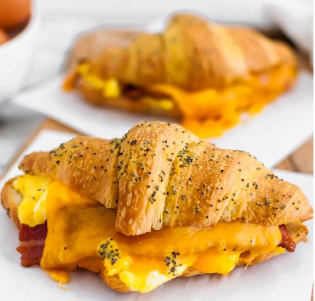 egg croissant breakfast
